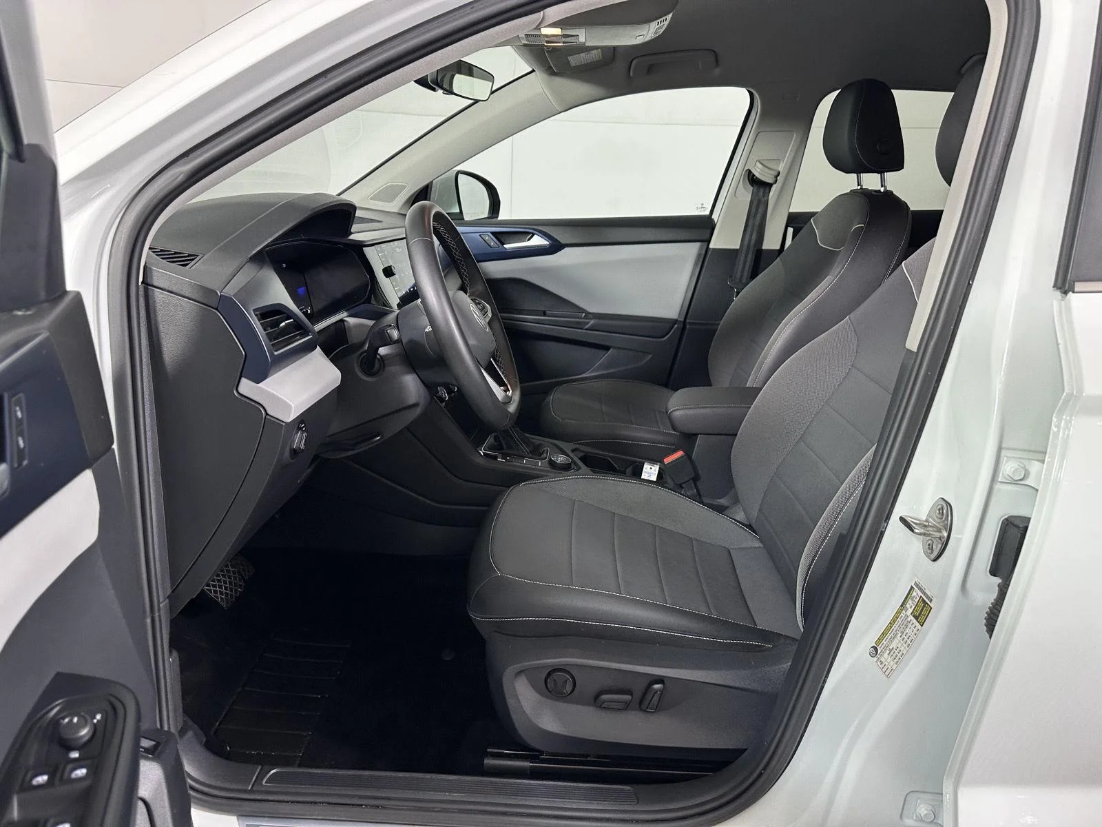 Used 2023 Pure White Volkswagen SE image 13