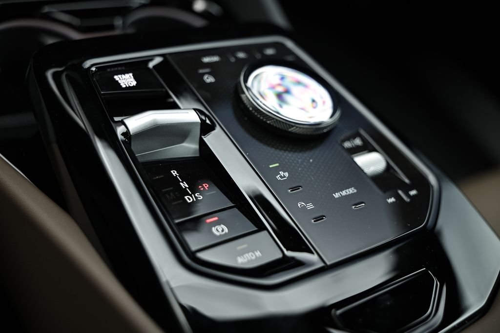 New 2027 Mineral White Metallic BMW 530i xDrive image 40