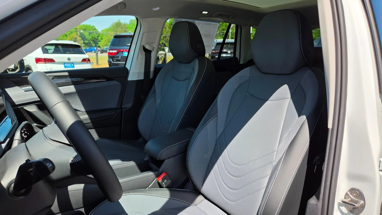 New 2026 Pure White Volkswagen SE image 22