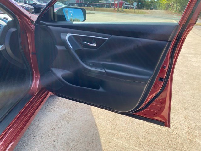 Used 2017 Red Nissan 2.5 S image 17