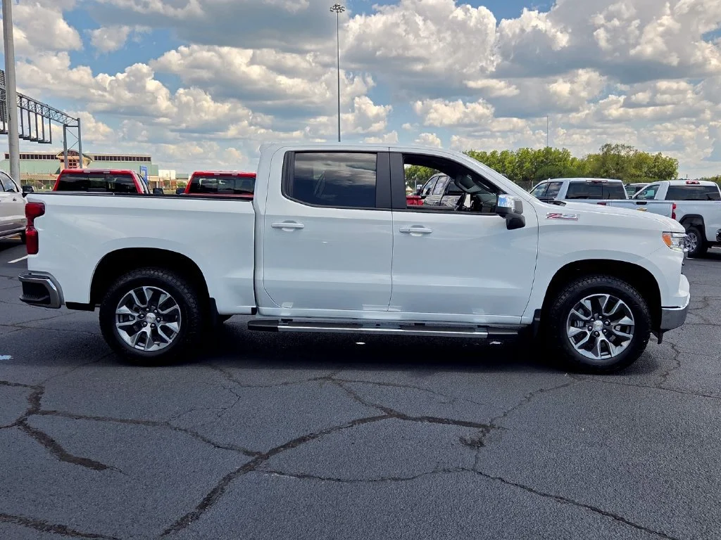 New 2026 Summit White Chevrolet LT image 39