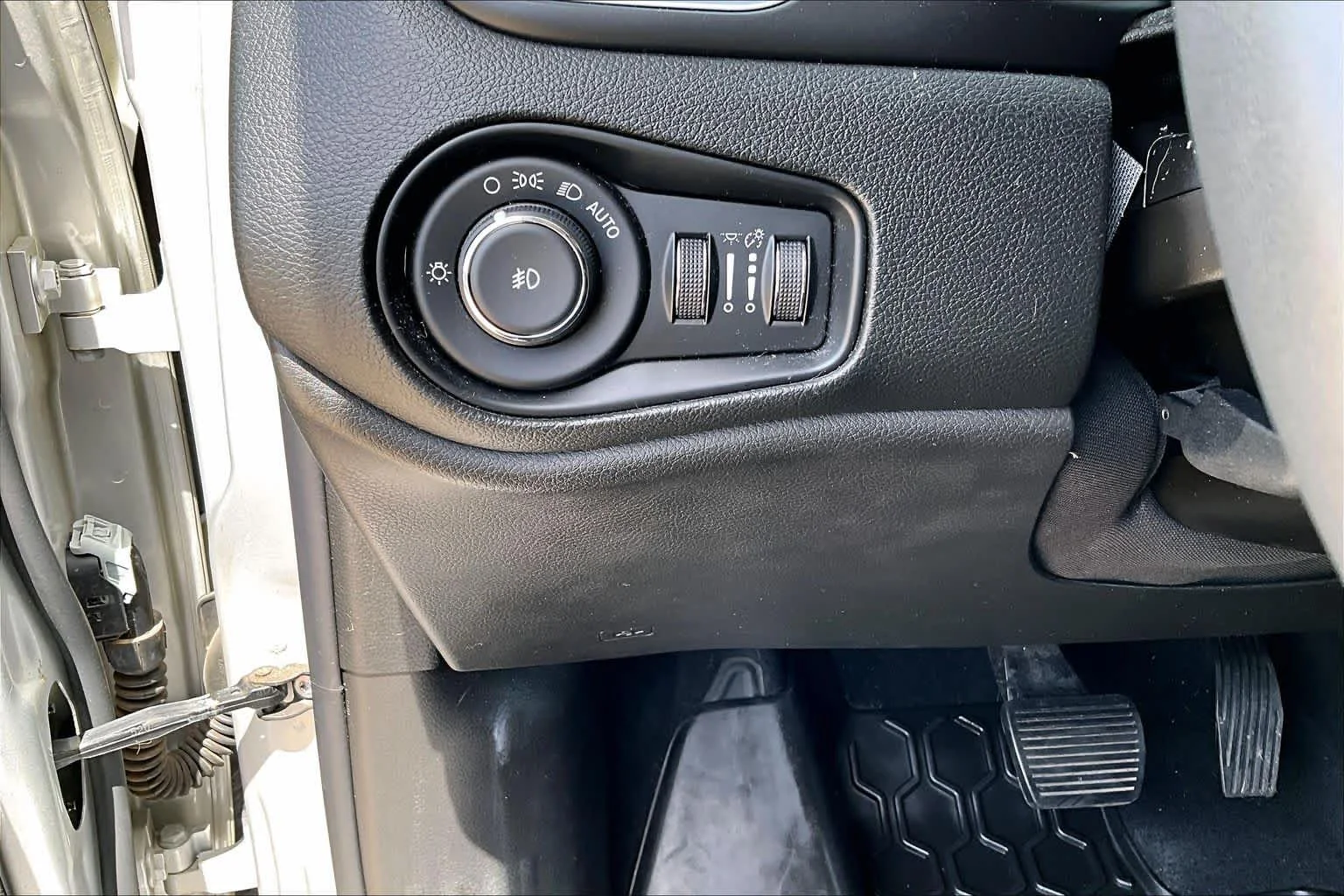 Used 2018 Glacier Metallic Jeep Latitude image 32