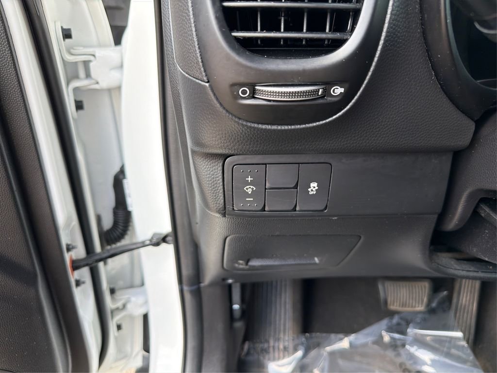 Used 2019 Clear White Kia + image 18