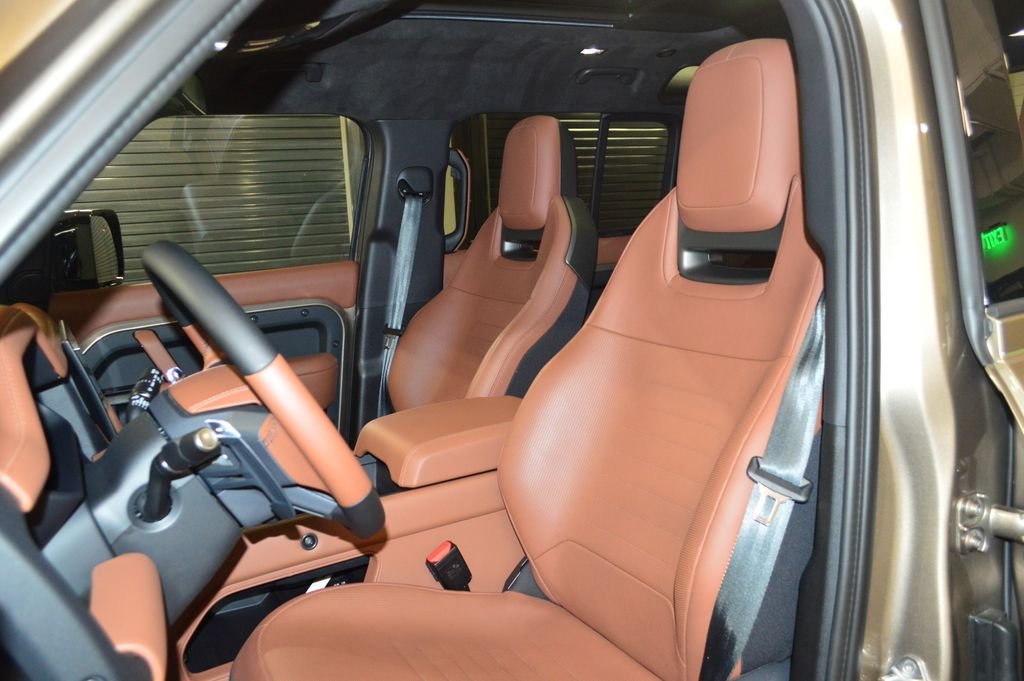 Used 2025 Gold Land Rover V8 image 5
