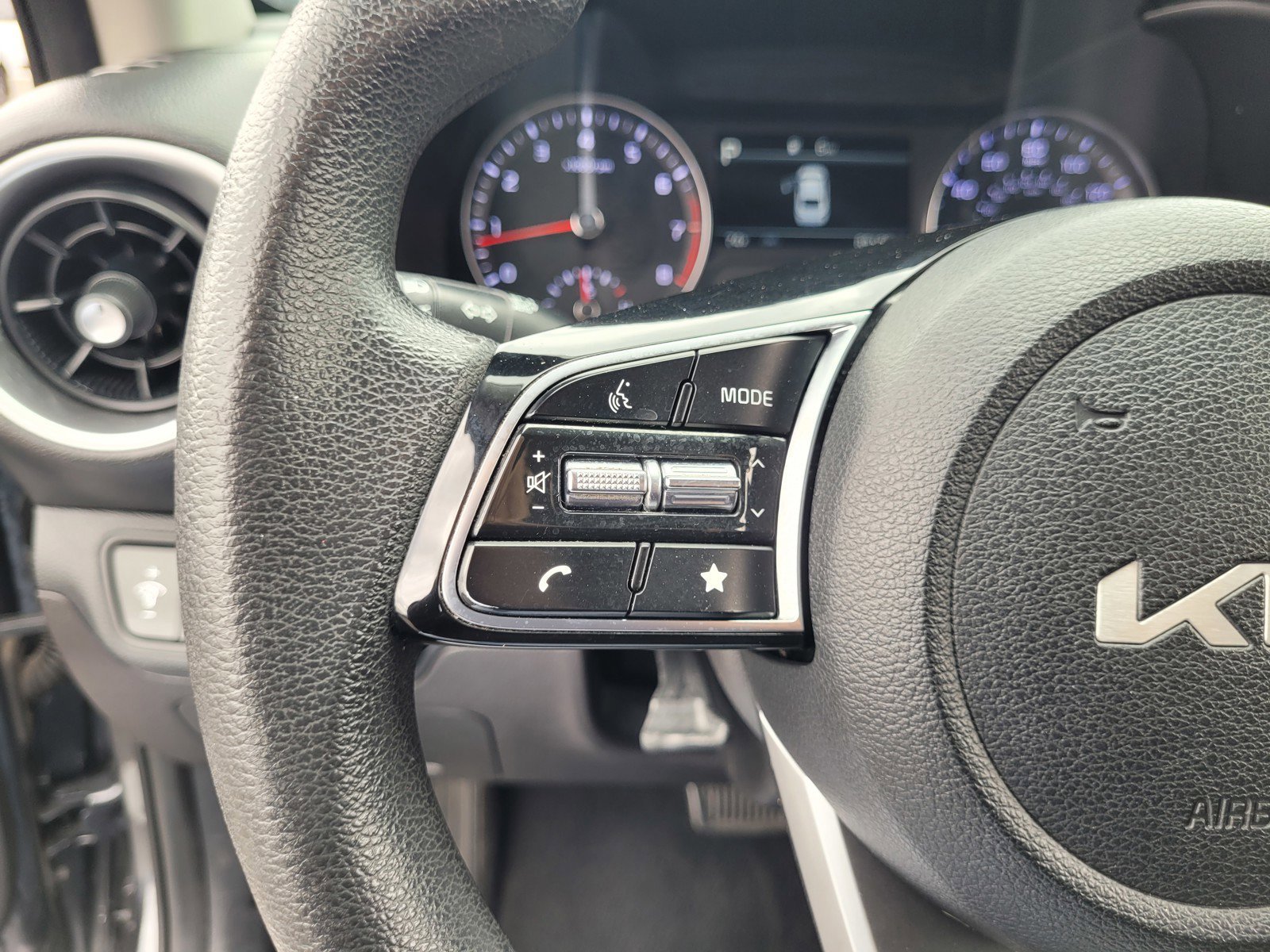Used 2022 Gray Kia LXS image 21