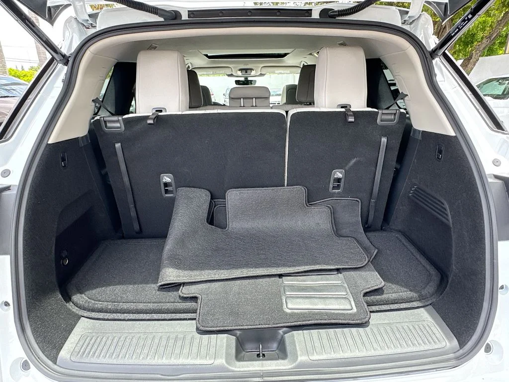 Certified Used 2026 White INFINITI LUXE image 28