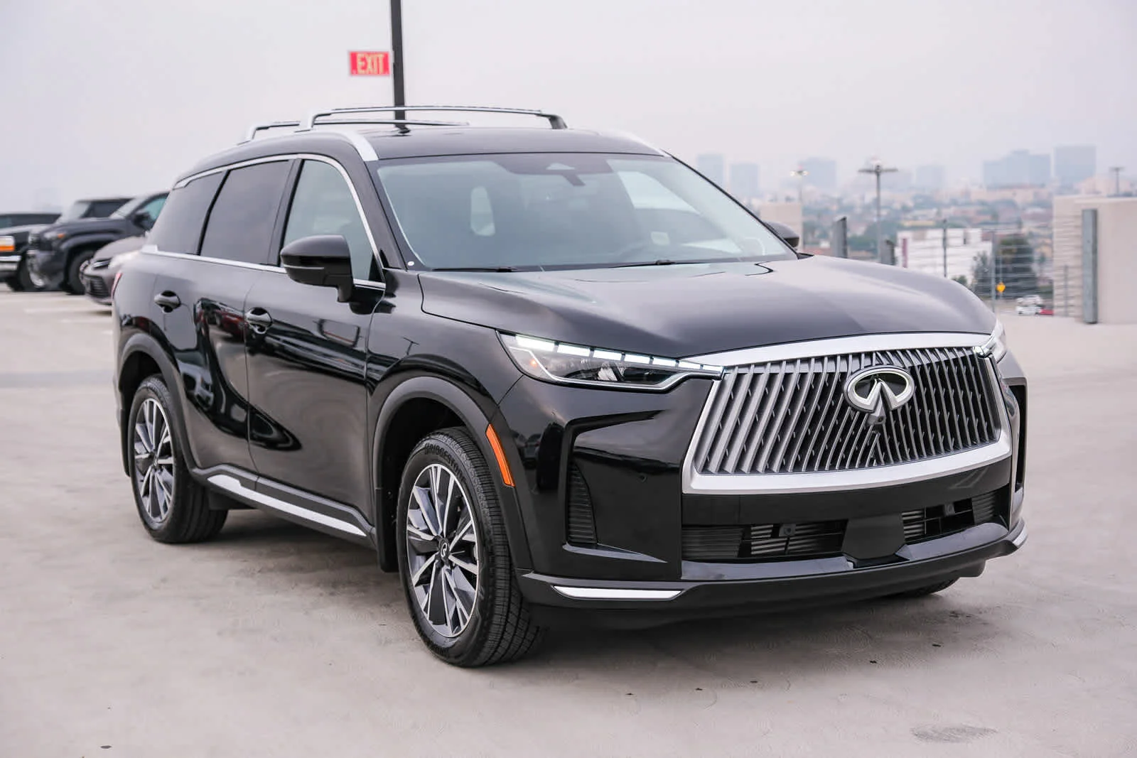 New 2026 MINERAL BLACK INFINITI Luxe FWD image 3