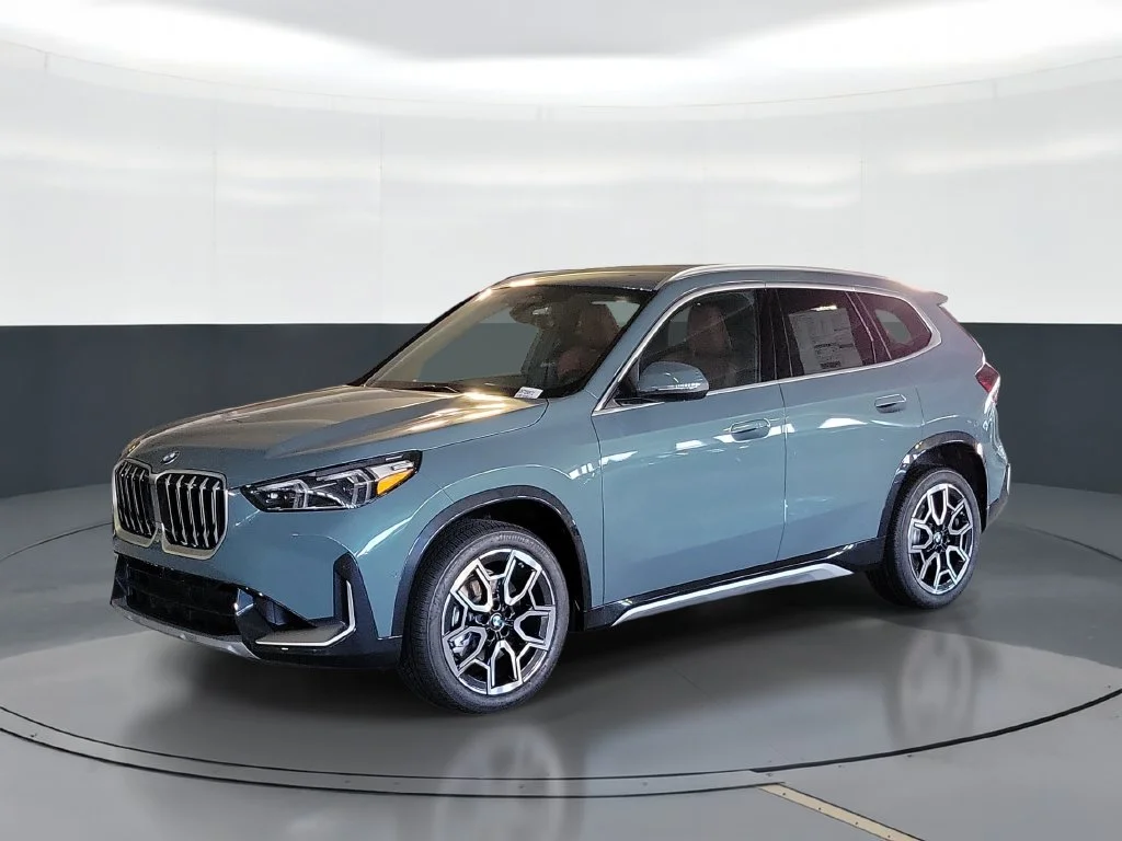 New 2027 Cape York Green Metallic BMW xDrive28i image 1