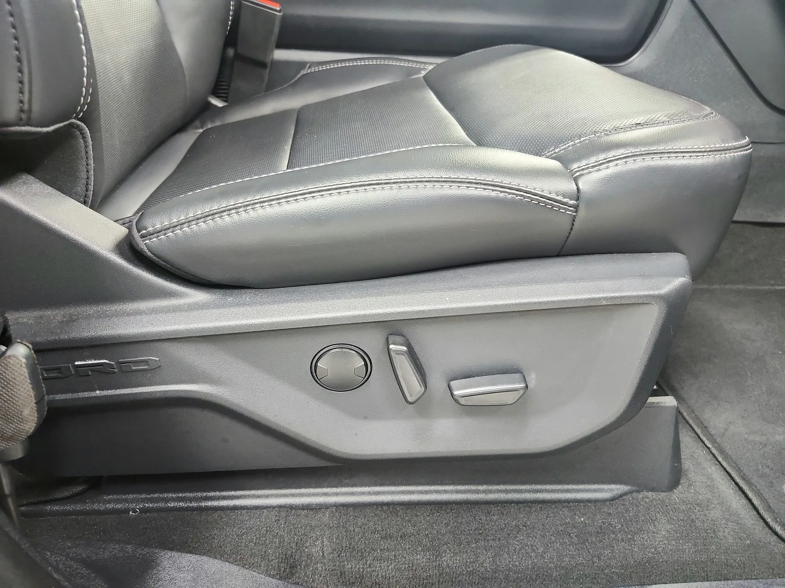 Used 2025 Agate Black Metallic Ford Platinum image 42