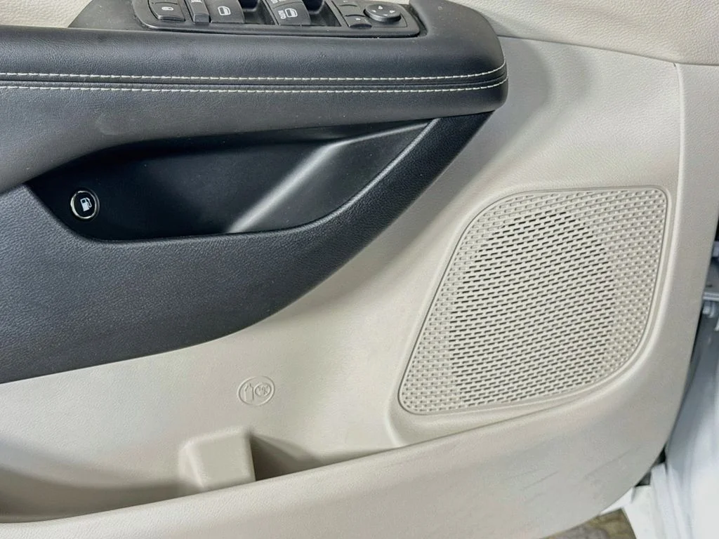 Used 2024 White Chrysler Select image 19