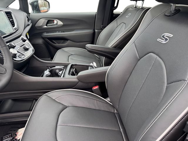 New 2026 Diamond Black Crystal Pearl-Coat Exterior Paint Chrysler Limited image 11