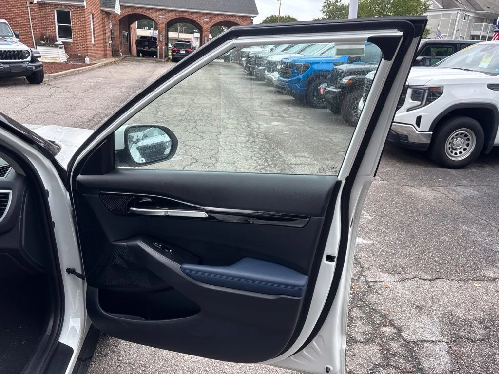 Used 2025 White Kia S image 21