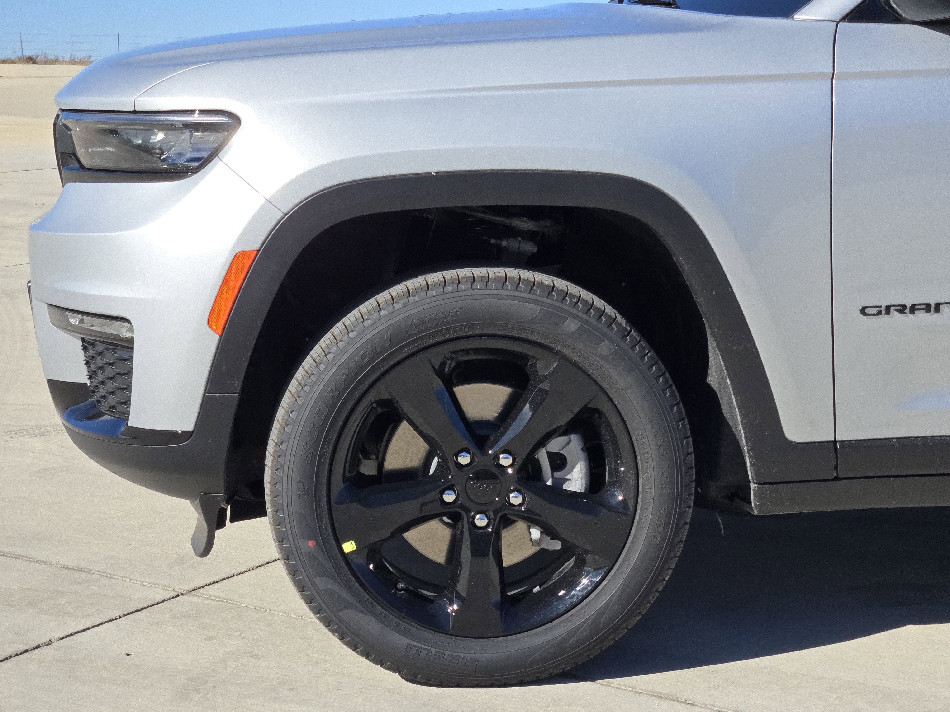 New 2025 Silver Zynith Exterior Paint Jeep Limited image 6