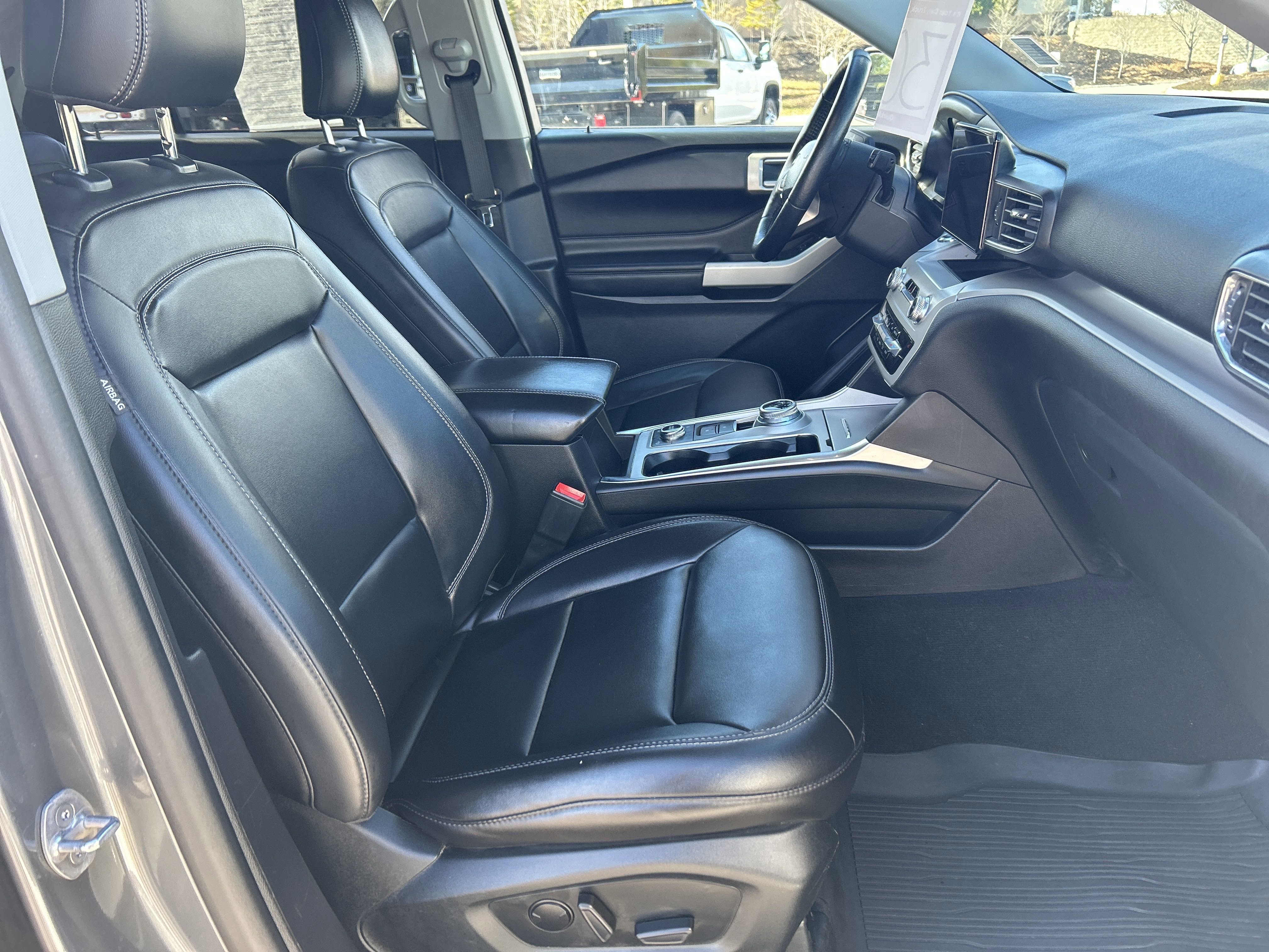 2023 Ford Explorer XLT photo 2