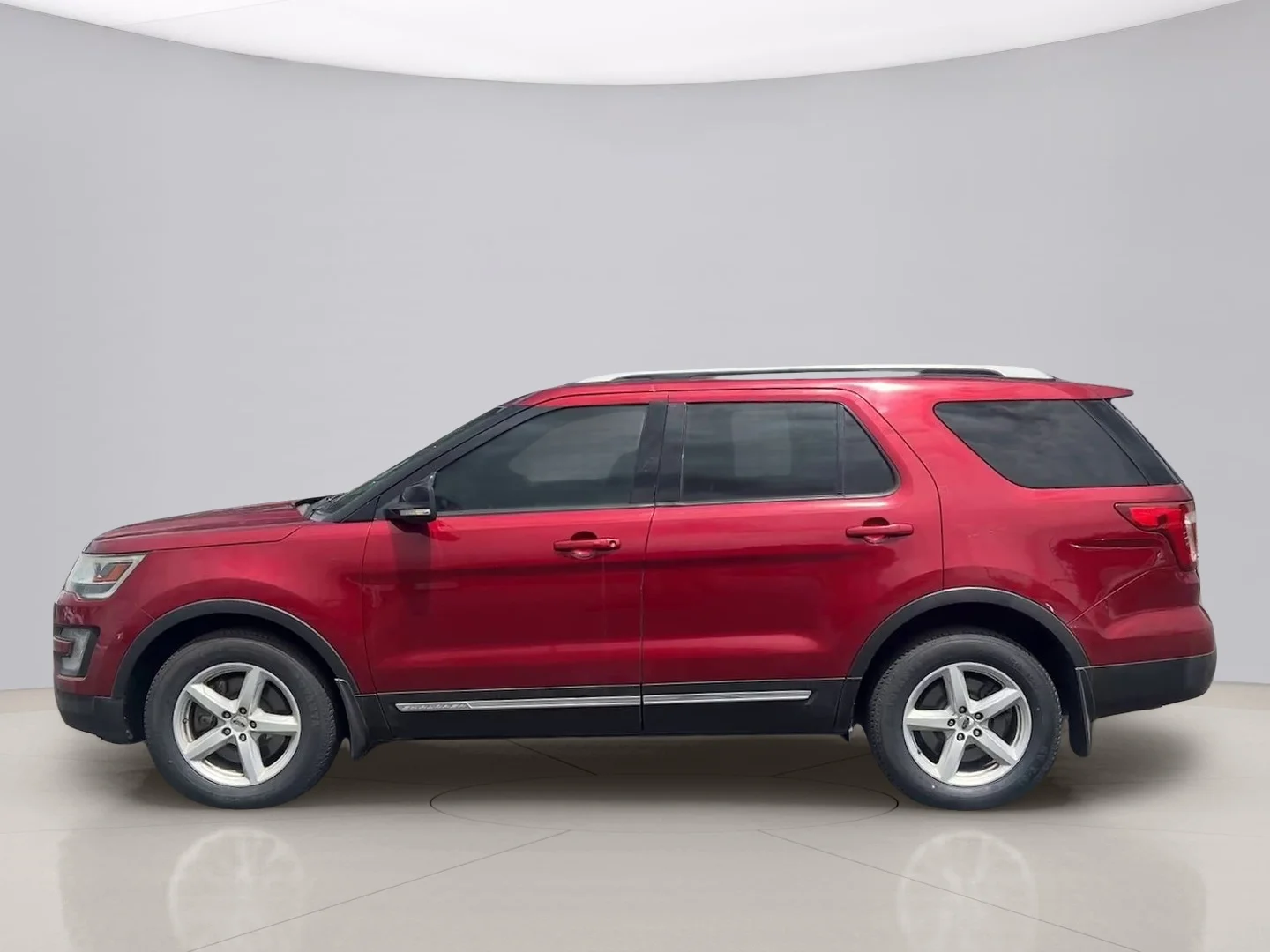 Used 2017 Red Ford XLT image 2