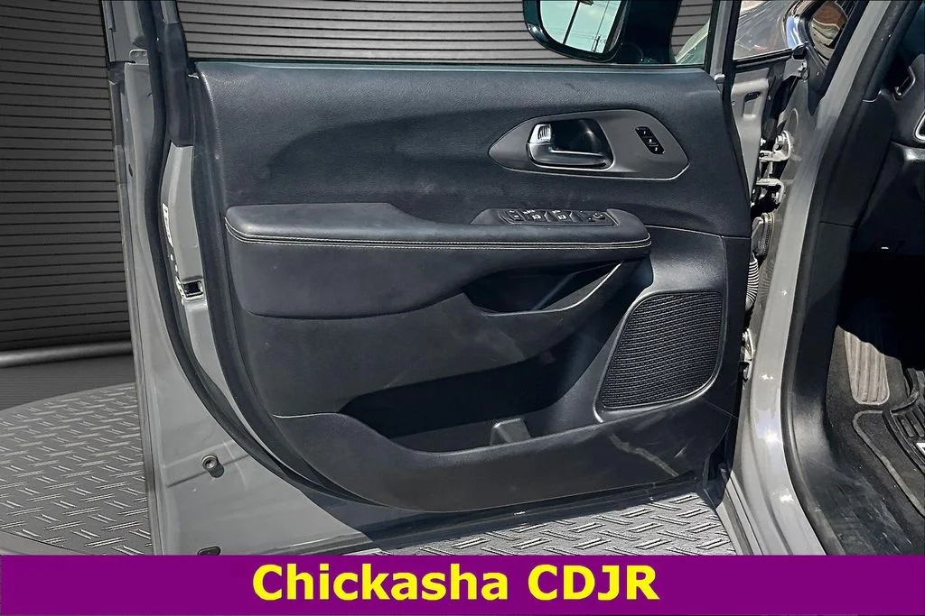 Used 2025 White Chrysler Select image 19