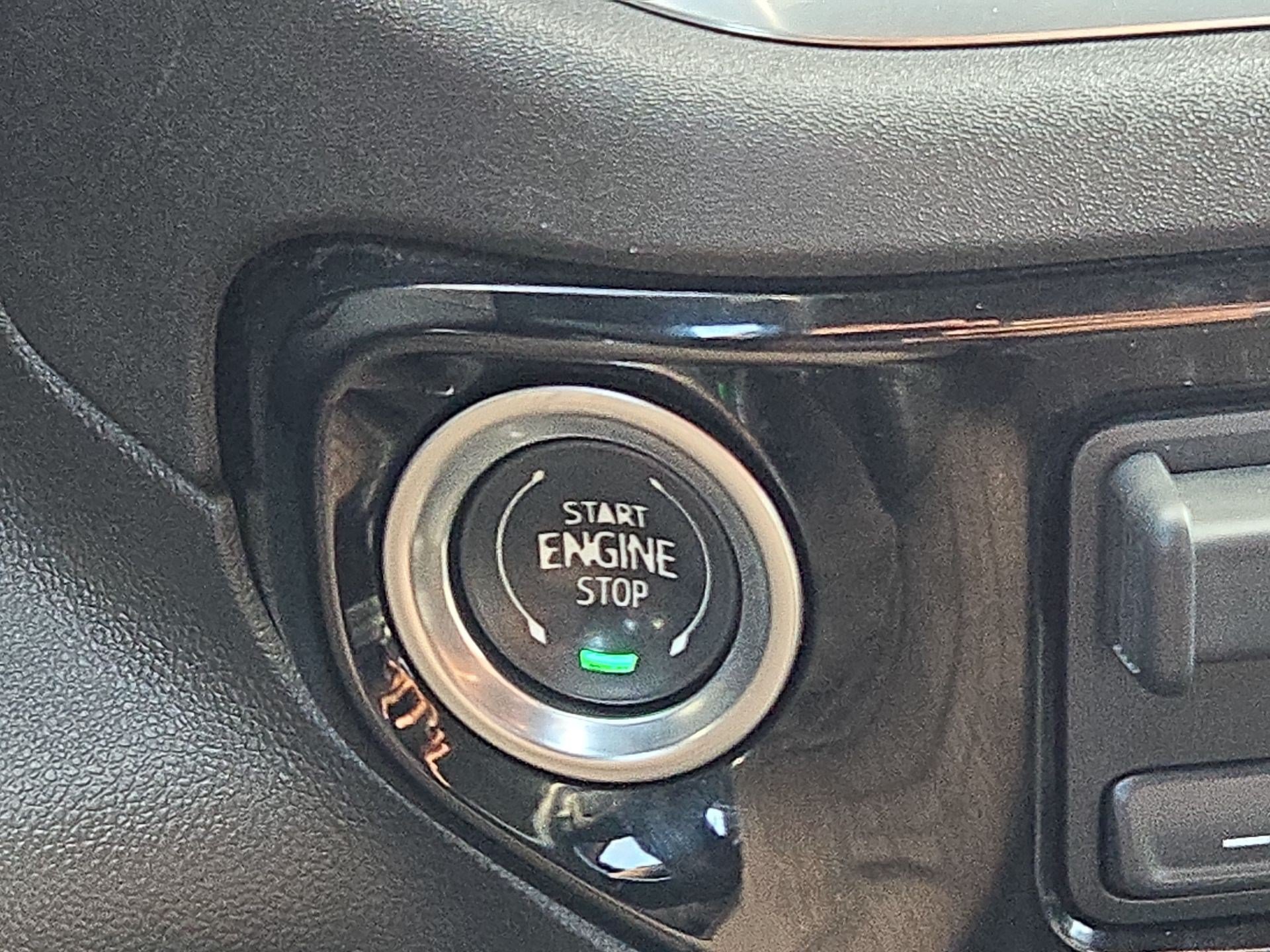 Used 2025 Summit White GMC SLT image 18