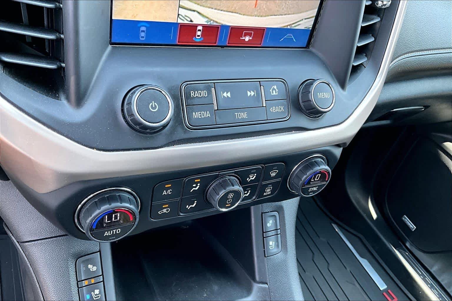 Used 2018 White Frost Tricoat GMC Denali image 27