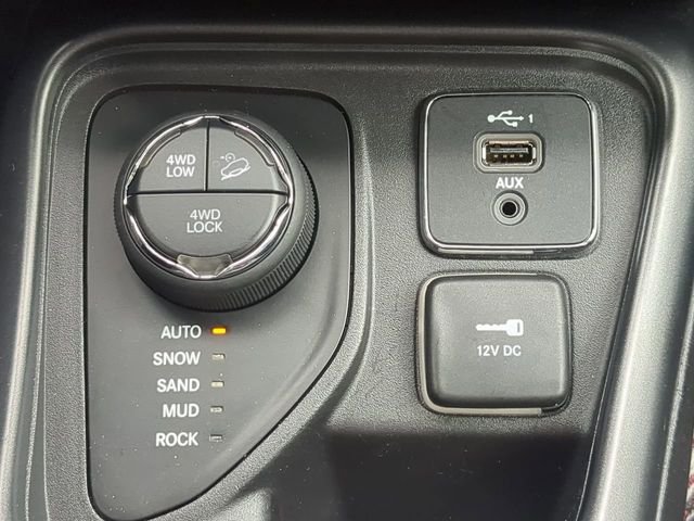 Used 2020 Silver Jeep Trailhawk image 25