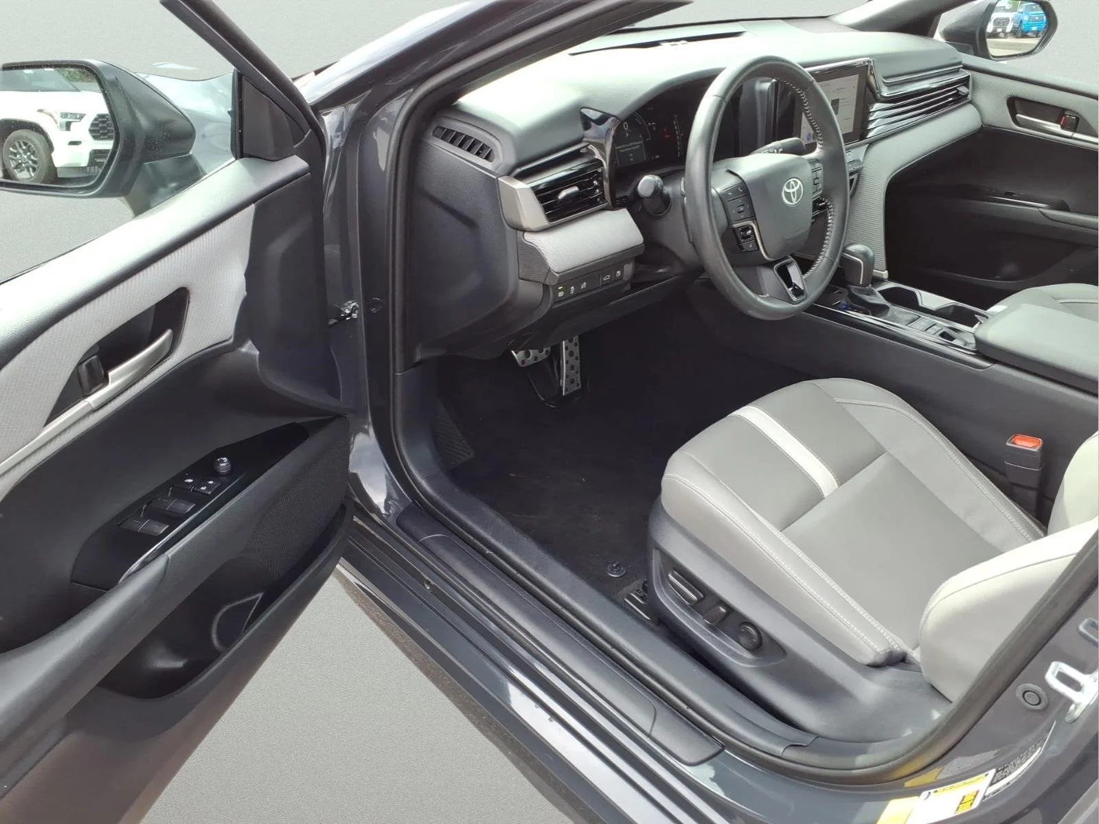 Certified Used 2025  Toyota SE image 10