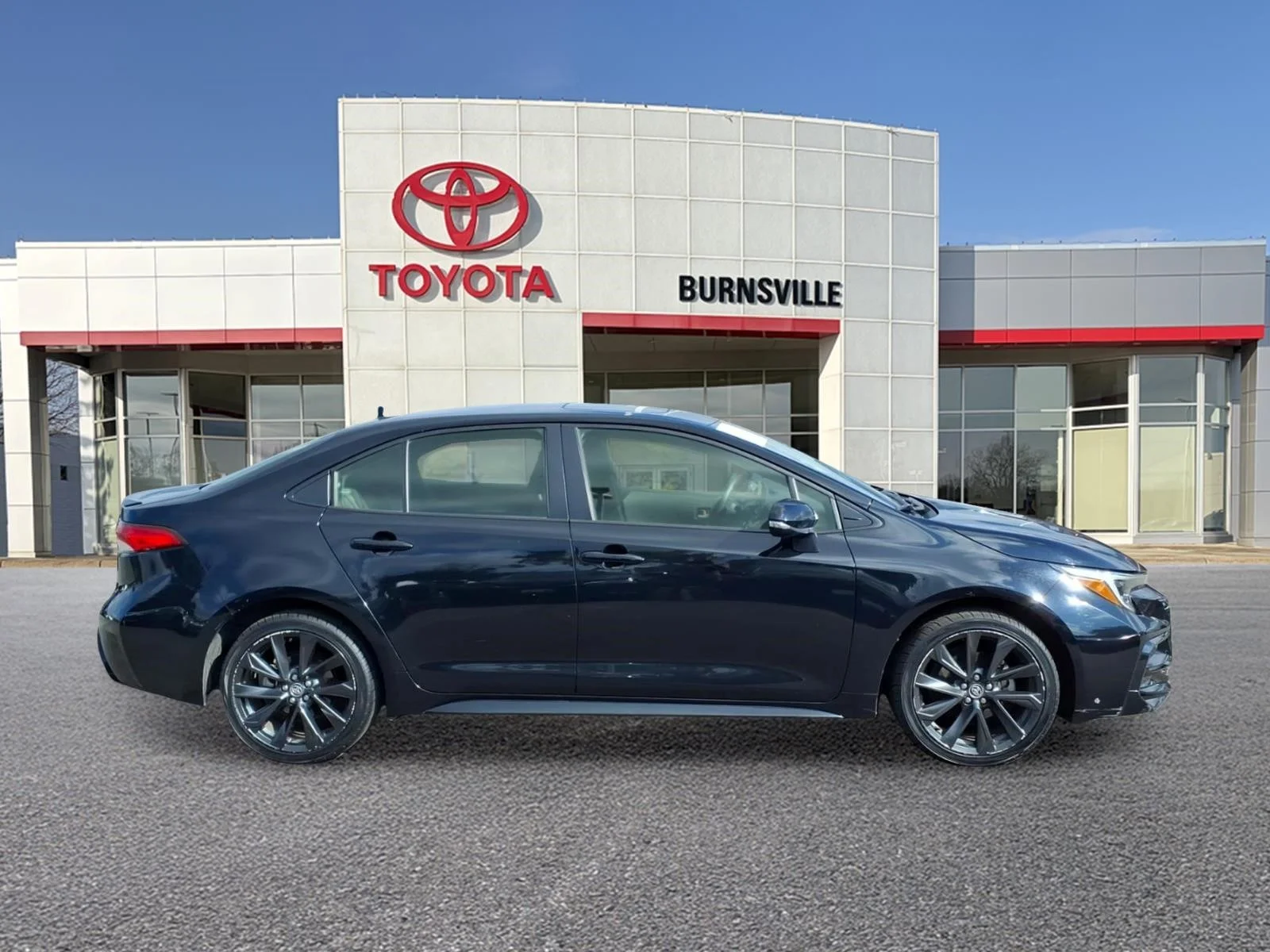 Used 2024 Toyota Corolla SE with VIN JTDBCMFE4R3043813 for sale in Burnsville, Minnesota