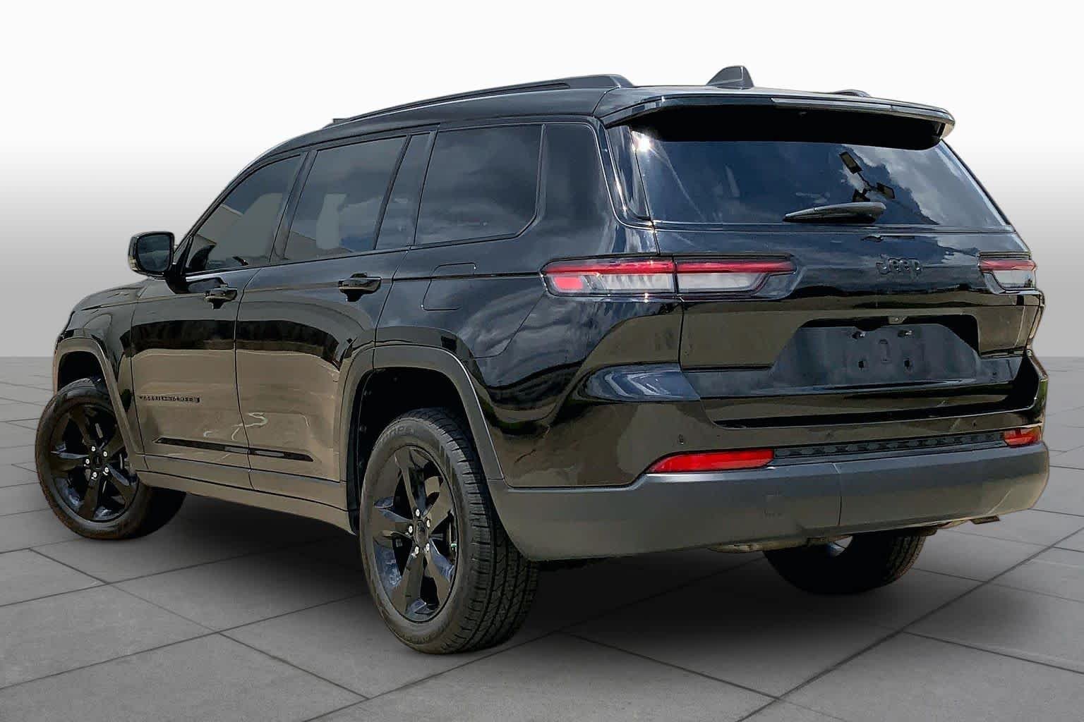 Certified Used 2023 Diamond Black Jeep Altitude image 12