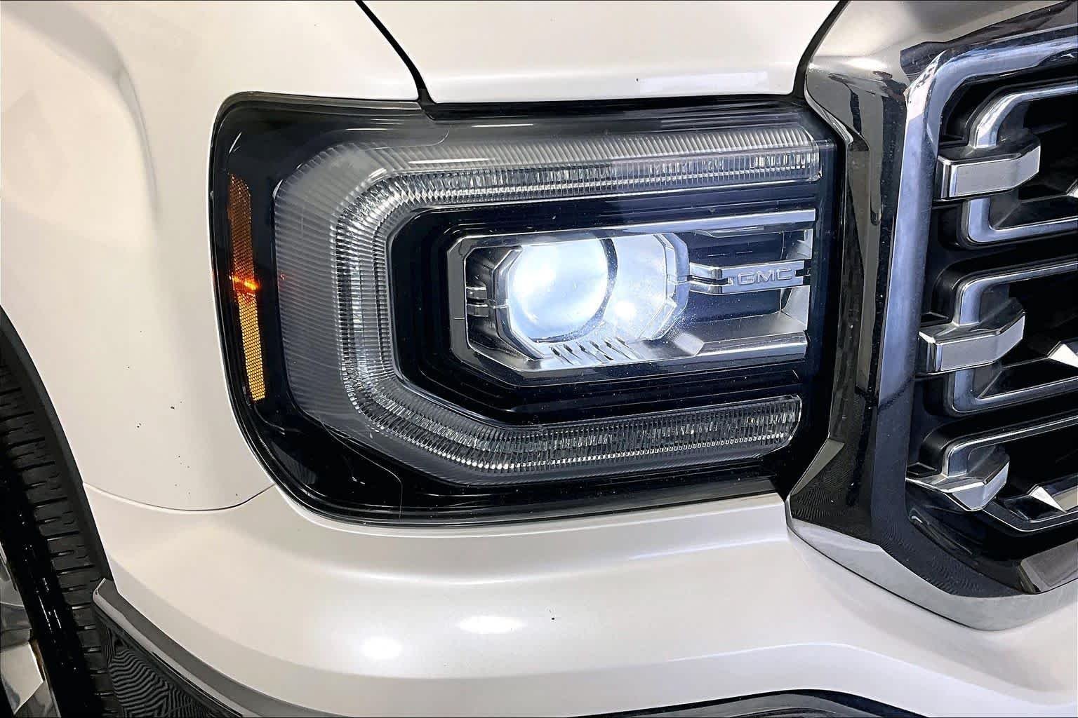Used 2017 White Frost Tricoat GMC SLT image 27