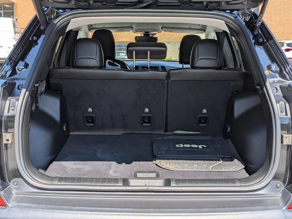 Used 2023 Black Jeep Altitude image 6