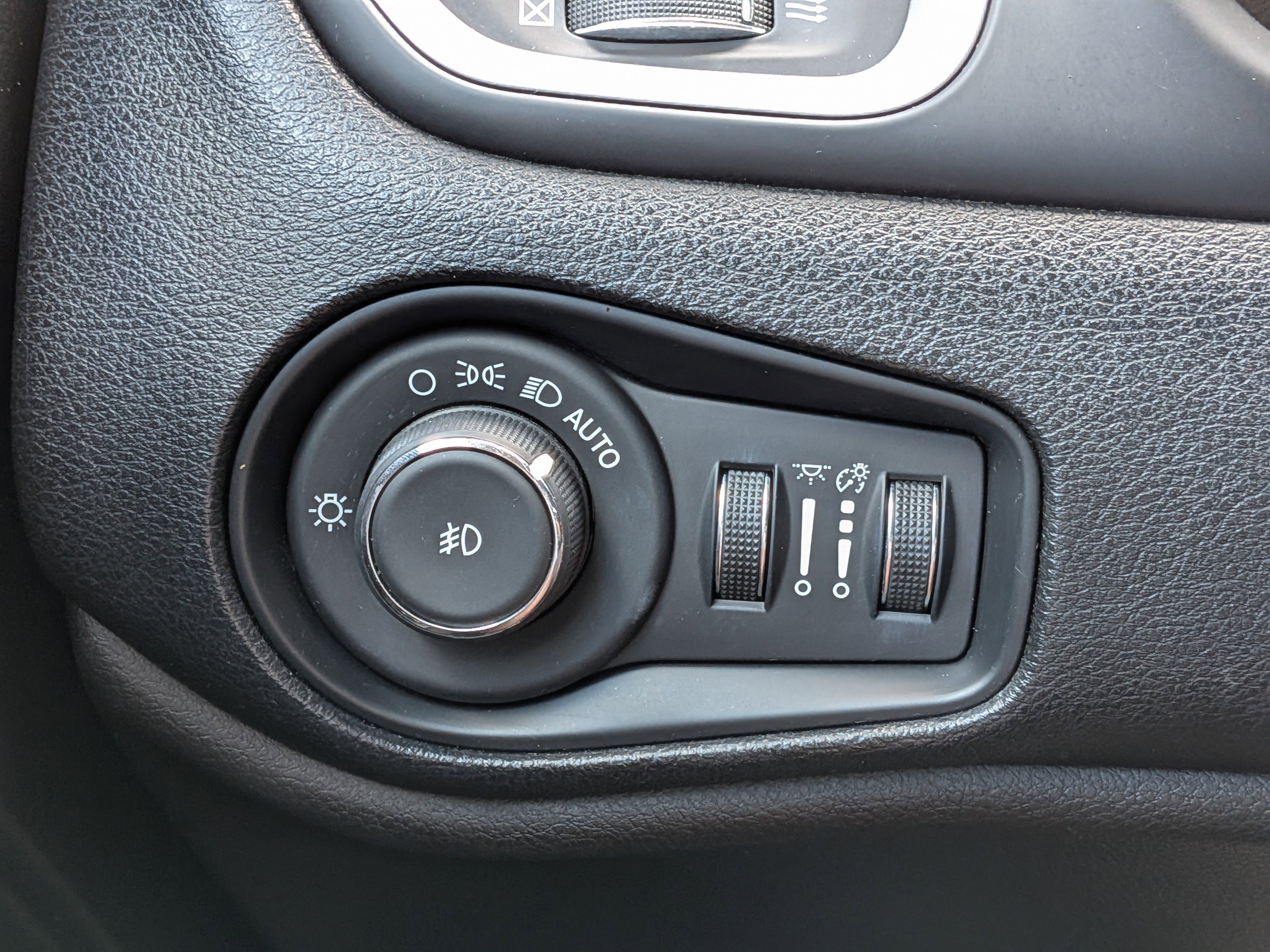 Used 2018 Anvil Jeep Latitude image 19