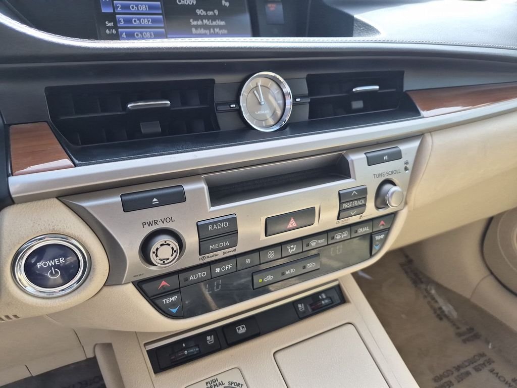 2014 Lexus ES 300h - Photo 22