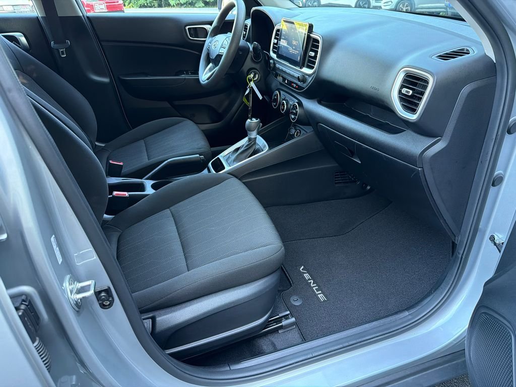Used 2021 Silver Hyundai SE image 13