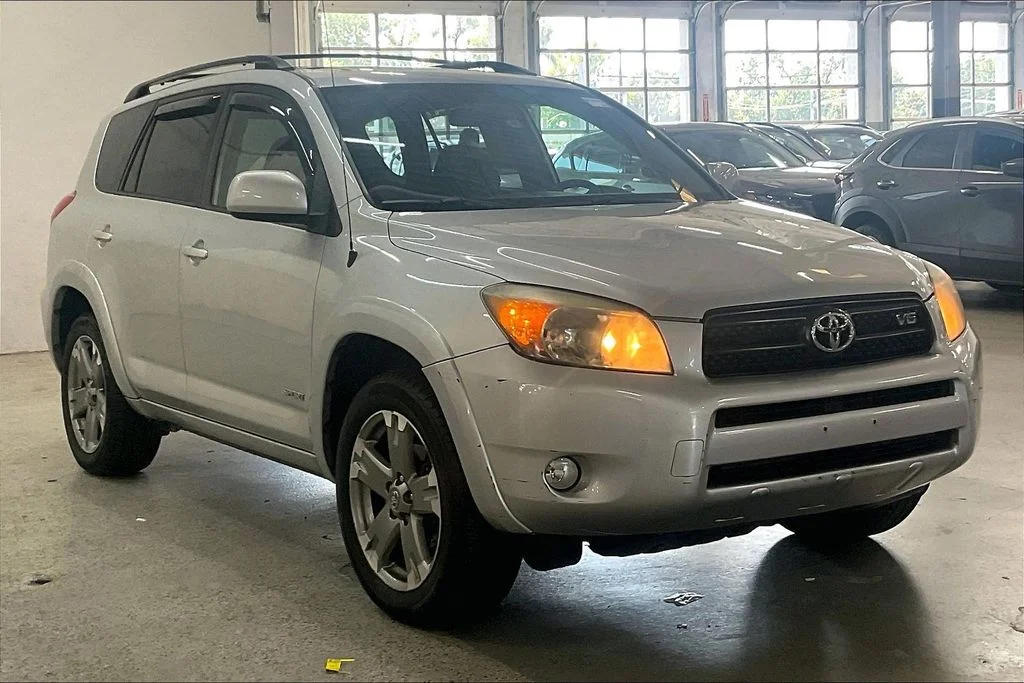 Used 2008 Silver Toyota Sport image 33