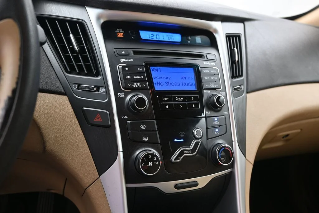 Used 2011 Red Hyundai GLS image 22