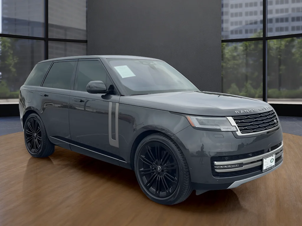 Used 2023  Land Rover SE image 3