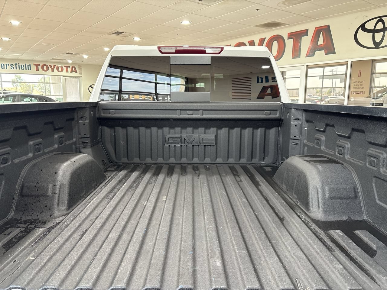 Used 2024 Summit White GMC Elevation image 24