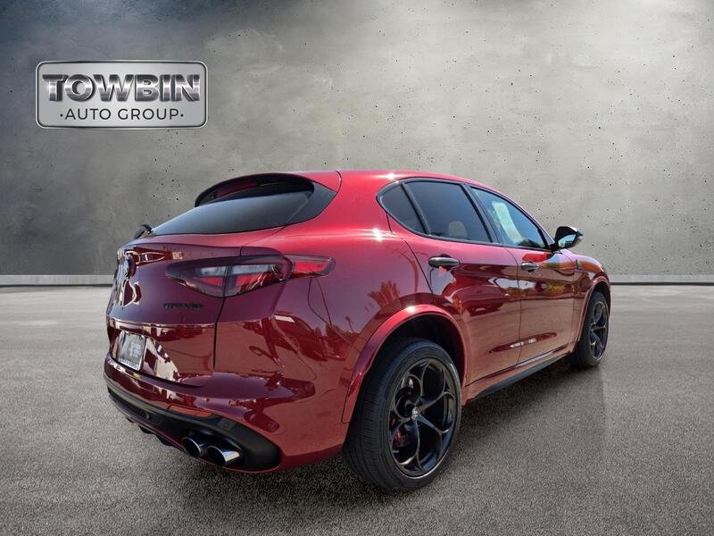 Used 2018 Rosso Competizione Tri-Coat Alfa Romeo AWD image 4