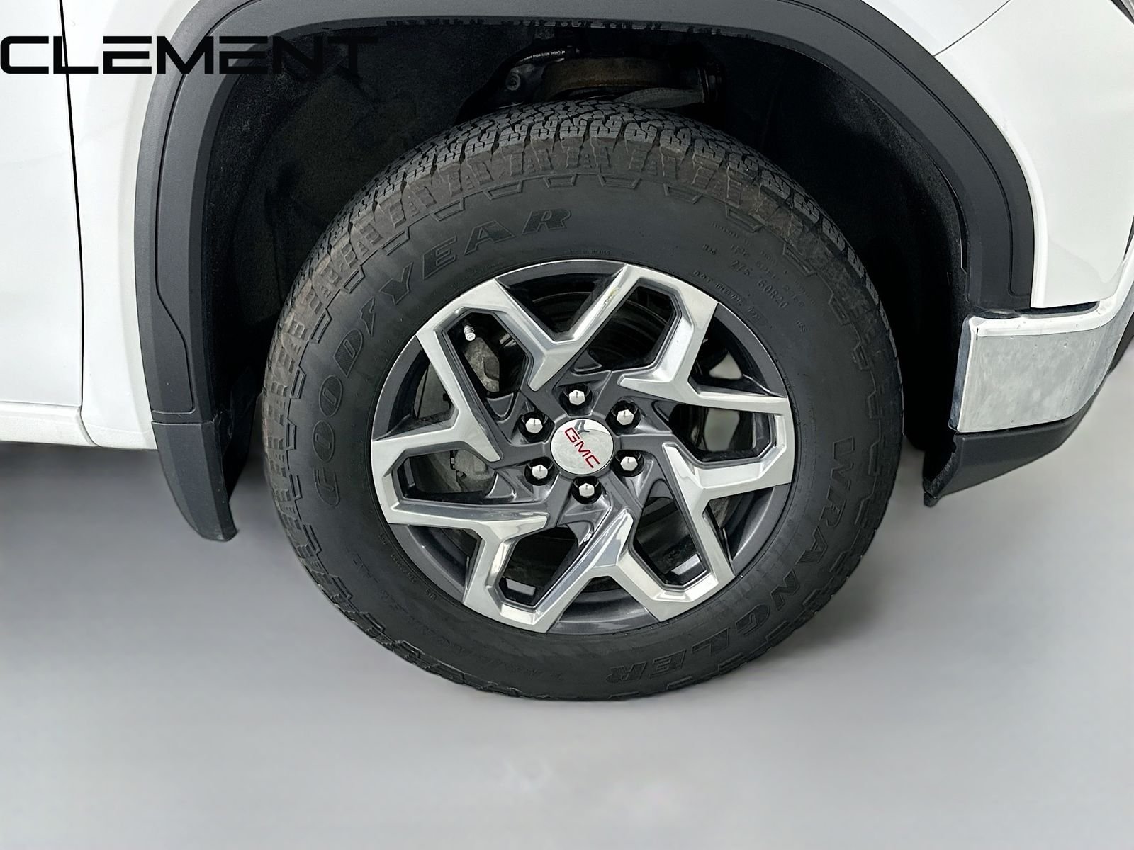 Used 2022 White GMC SLT image 38
