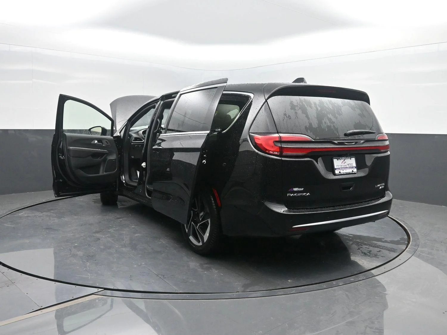 New 2027 Diamond Black Crystal Pearl-Coat Exterior Paint Chrysler Limited image 49