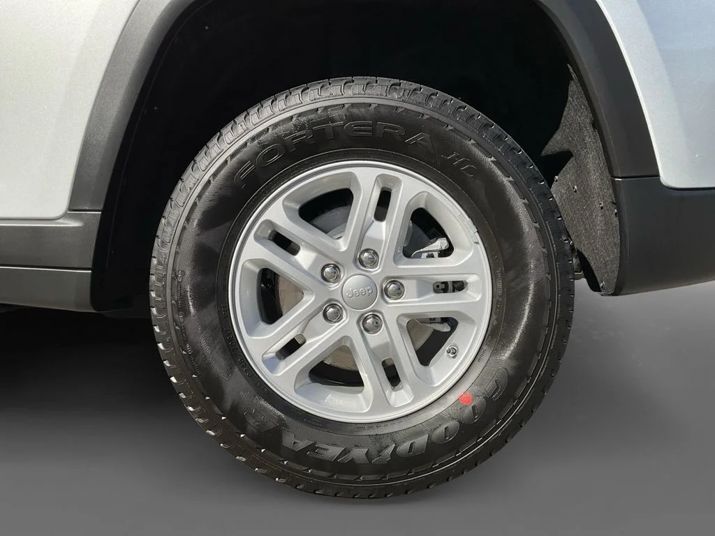 Used 2025 Silver Jeep Laredo image 10