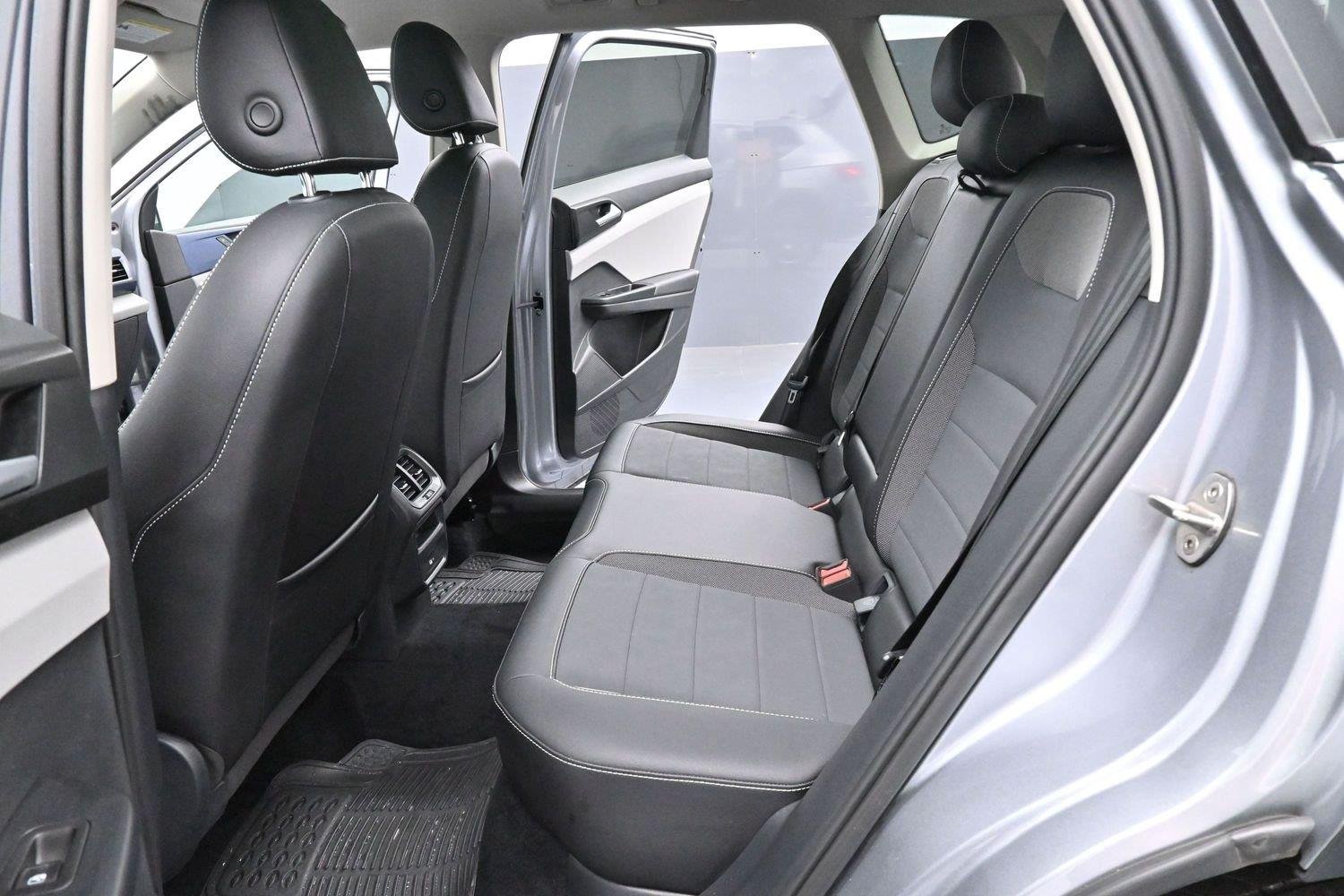 Used 2023 Pyrite Silver Metallic Volkswagen SE image 30