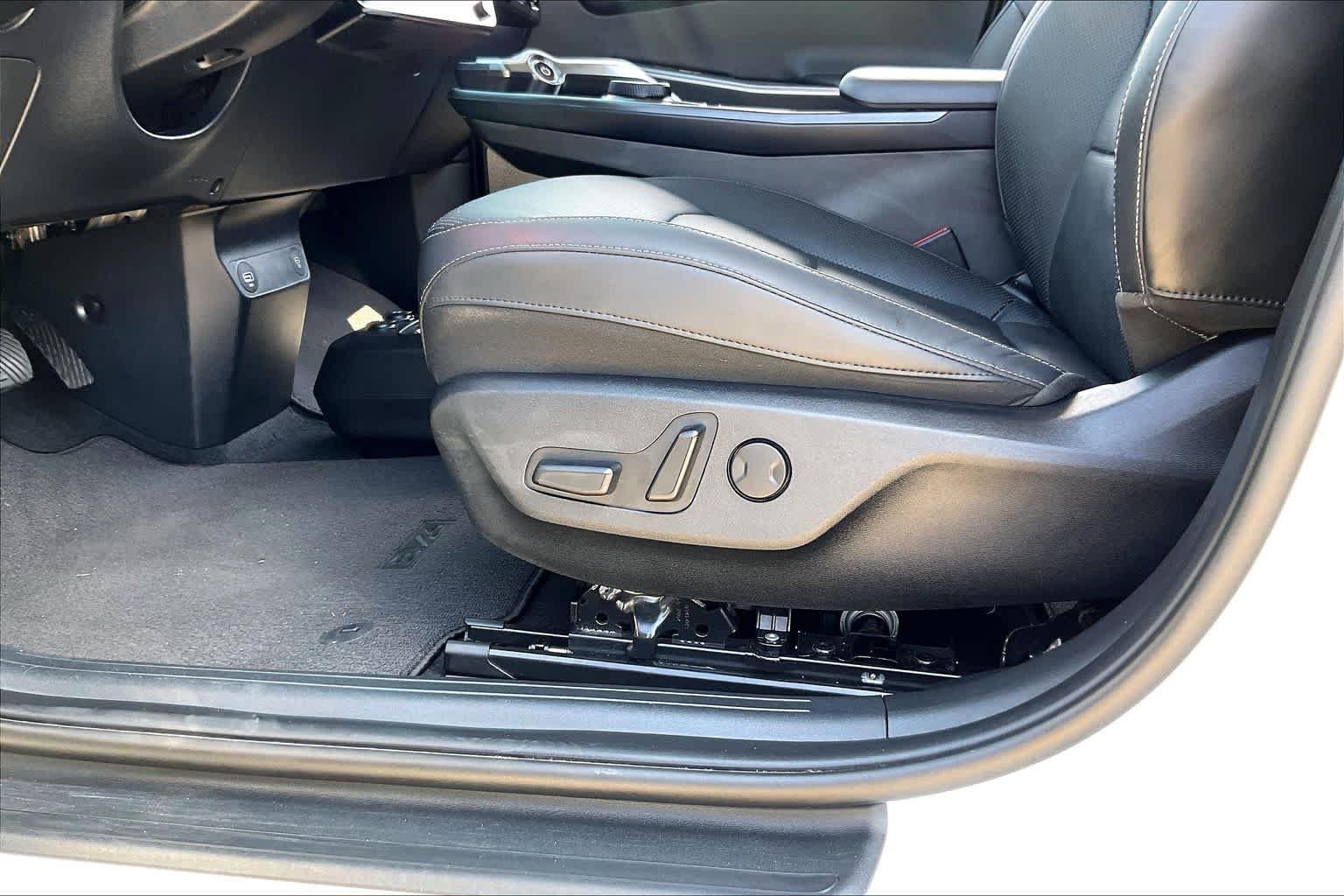 Used 2022 Snow White Pearl Kia Wind image 29