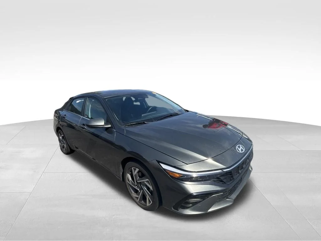 Used 2025 Gray Hyundai SEL Convenience image 13