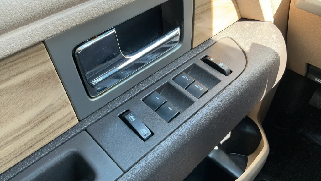 Used 2011 White Ford Lariat image 13