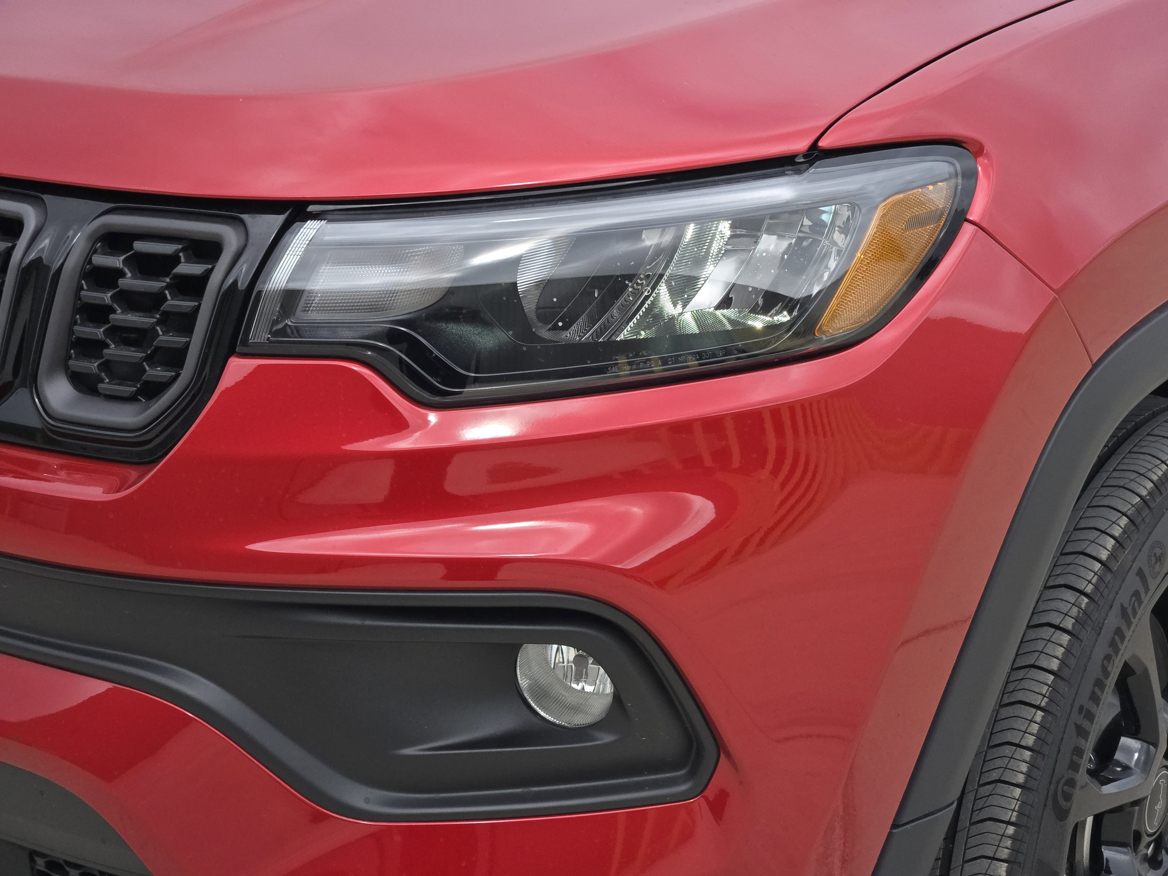 New 2026 Red Hot Pearl-Coat Exterior Paint Jeep Latitude image 7