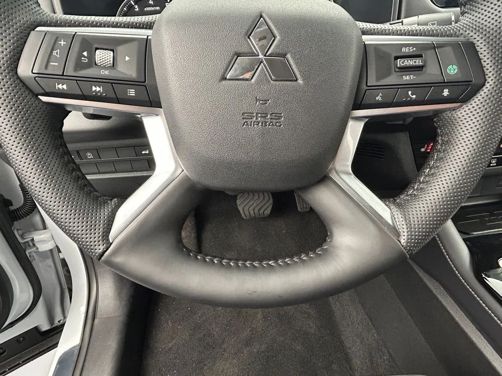 New 2026 Diamond White Mitsubishi SE image 36