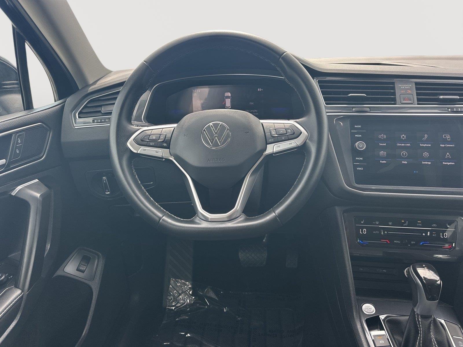 Used 2023 Deep Black Pearl Volkswagen SE image 28