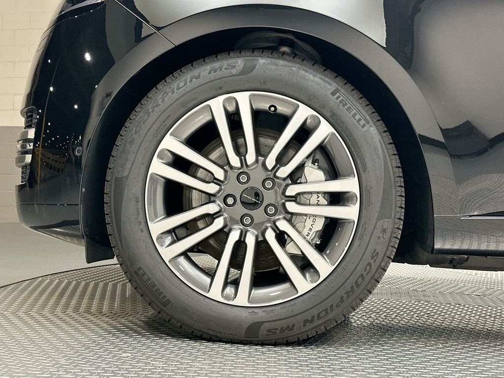 New 2026 Santorini Black Metallic Land Rover SE image 5