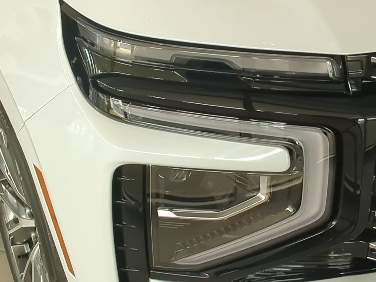 New 2026 Polar White Tricoat Chevrolet High Country image 8