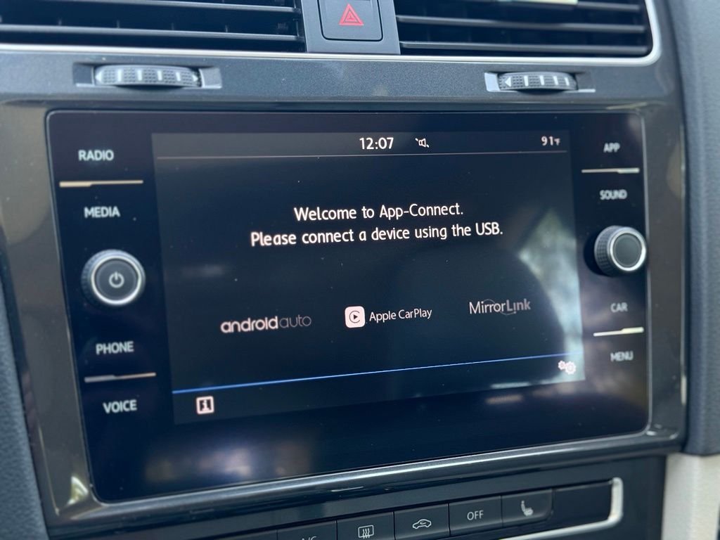 Used 2019 White Volkswagen  image 17