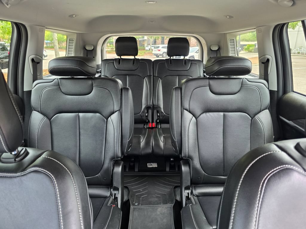 Used 2023  Jeep Limited image 26